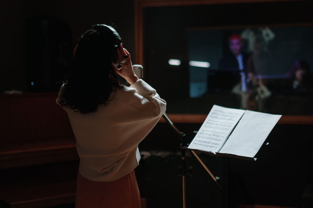 Cantante frente a un atril durante una sesión musical