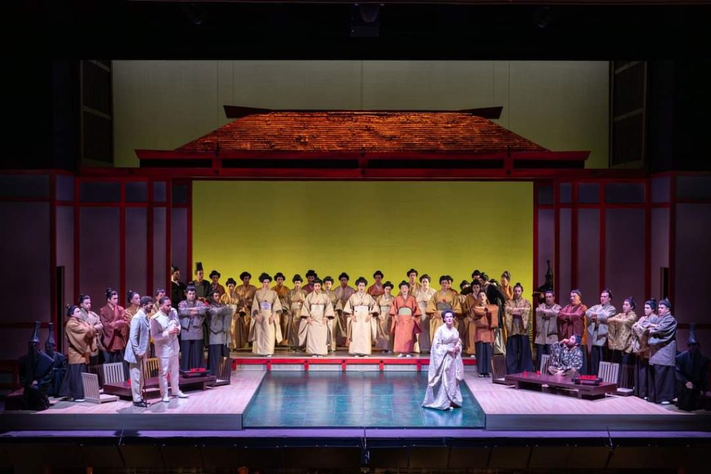 Intérpretes de ópera durante una representación escénica