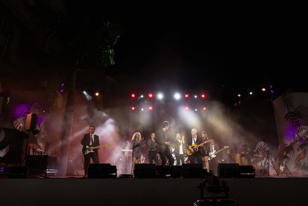 Banda musical actuando en un escenario