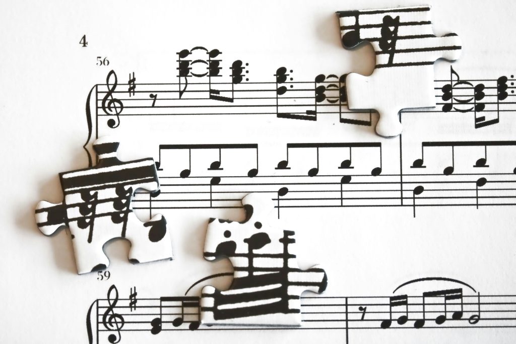 Piezas de un puzle con una partitura musical